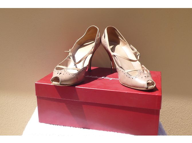 Décolleté Salvatore Ferragamo in pelle beige - vista 3