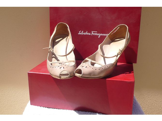 Décolleté Salvatore Ferragamo in pelle beige - vista 4