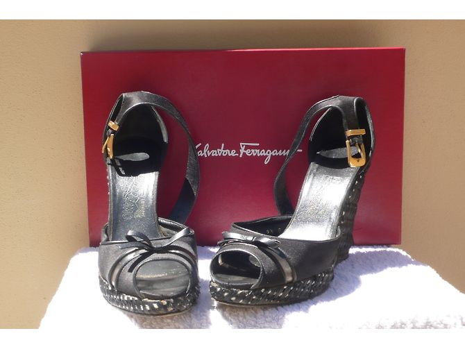Sandali Salvatore Ferragamo in pelle nero bianco - vista 6