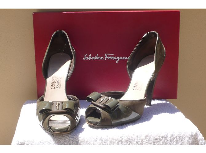 Salvatore Ferragamo Pumps Dunkelgrau Leder Lackleder Anthrazitgrau - Ansicht 3