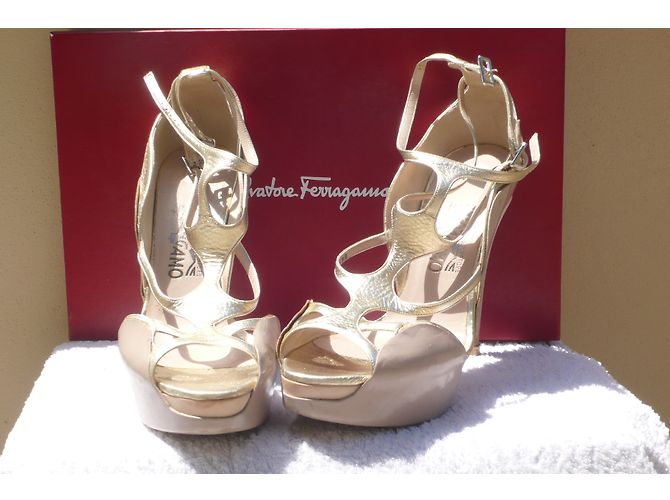 Sandali Salvatore Ferragamo in pelle beige e oro D'oro - vista 3