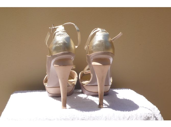 Sandali Salvatore Ferragamo in pelle beige e oro D'oro - vista 5