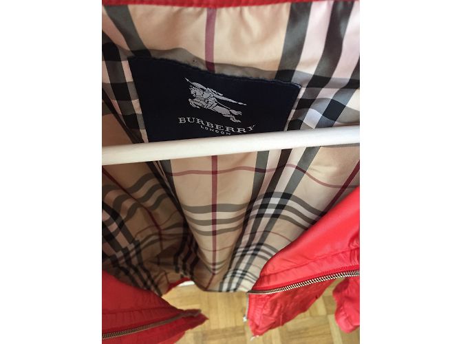 Burberry Jacke Rot mit Bestickter Tartan Kapuze Größe S - Ansicht 4