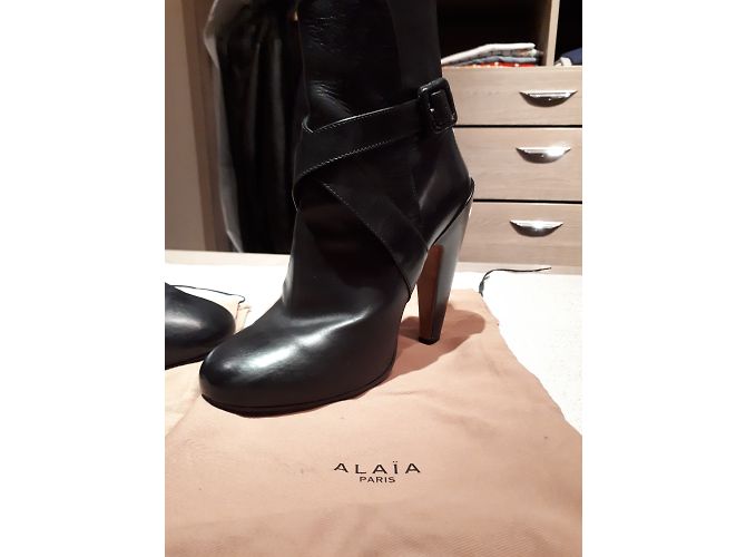 Botines Alaïa en piel negra con tacón coma Negro - vista 7