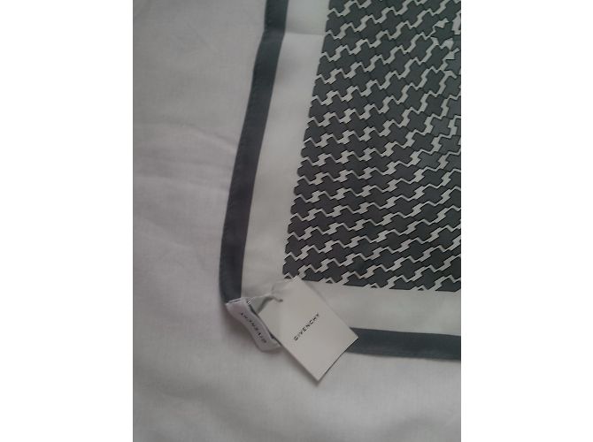 Givenchy Foulard - vue 3