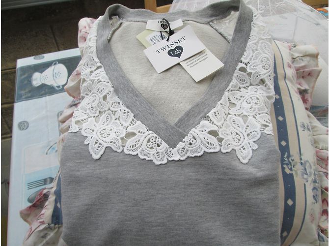 Autre Marque Twin Set Kurzes Kleid aus Baumwollfleece in Grau mit Guipure - Ansicht 6