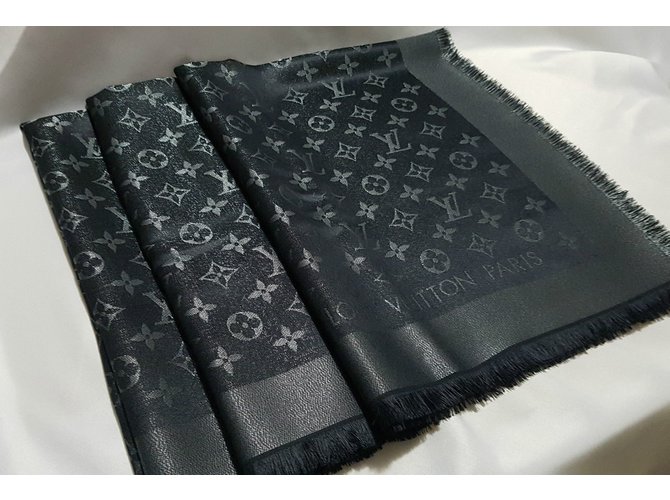 Louis Vuitton Lenço Clássico Monograma Preto - vista 3