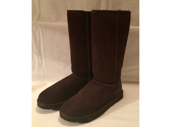 Botas Ugg Classic Tall de Ante Chocolate - vista 3
