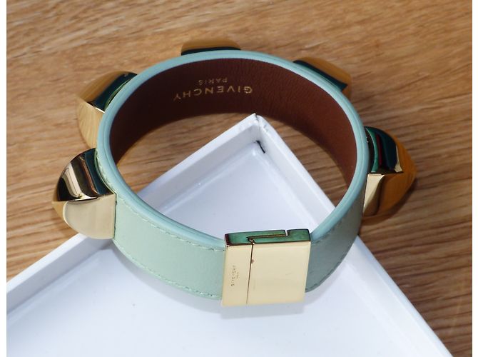 Bracciale borchiato Givenchy in pelle di vitello verde e ottone - vista 17