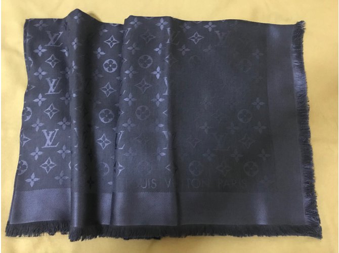 Louis Vuitton Scarves Navy blue Silk ref.49500 - Joli Closet