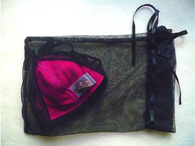 Autre Marque Lala Rose Rosa Seiden-BH mit schwarzer Spitze und Strings Pink - Ansicht 6