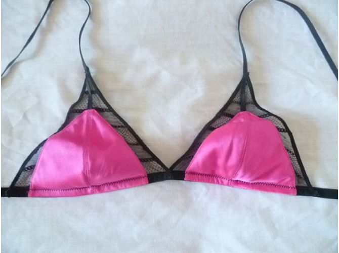 Autre Marque Lala Rose Rosa Seiden-BH mit schwarzer Spitze und Strings Pink - Ansicht 8