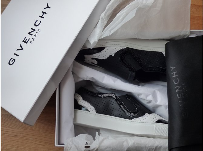 Sneakers Slip-On Givenchy in Pelle Nera e Bianca Nero Bianco - vista 3