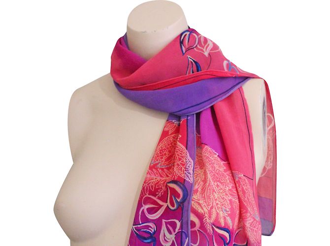 Foulard Halston Heritage en soie à motif floral rose et violet - vue 2