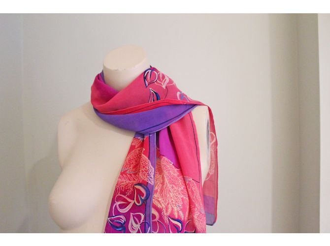 Foulard Halston Heritage en soie à motif floral rose et violet - vue 3