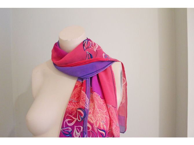 Foulard Halston Heritage en soie à motif floral rose et violet - vue 4