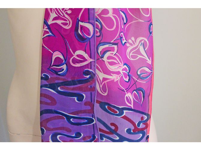 Foulard Halston Heritage en soie à motif floral rose et violet - vue 5