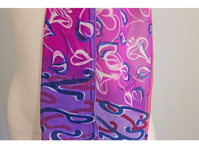 Foulard Halston Heritage en soie à motif floral rose et violet - vue 6