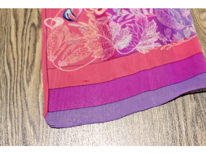 Foulard Halston Heritage en soie à motif floral rose et violet - vue 8