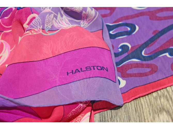 Foulard Halston Heritage en soie à motif floral rose et violet - vue 9