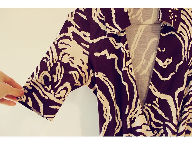 Top de seda Diane Von Furstenberg Marrom e Creme Cru - vista 4