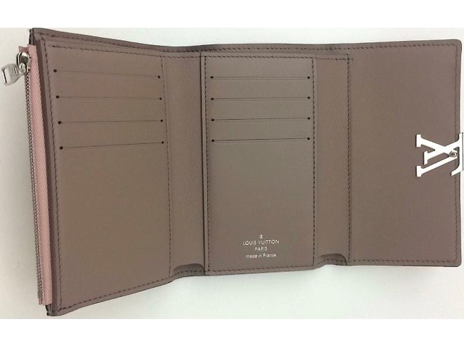 Louis Vuitton Capucines Compact Magnolia Beige - view 3