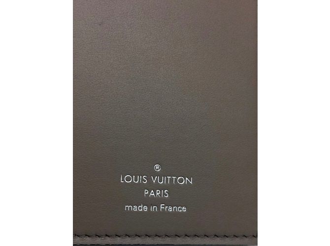 Louis Vuitton Capucines Compact Magnolia Beige - view 4