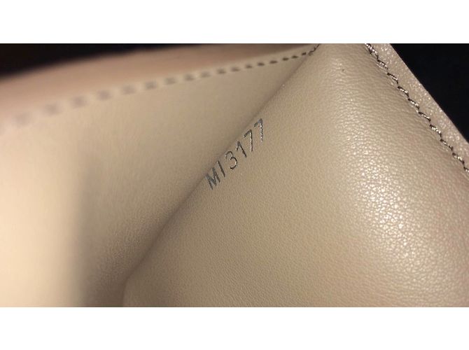 Louis Vuitton Capucines Compact Magnolia Beige - view 5