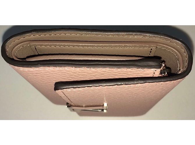 Louis Vuitton Capucines Compact Magnolia Beige - view 6