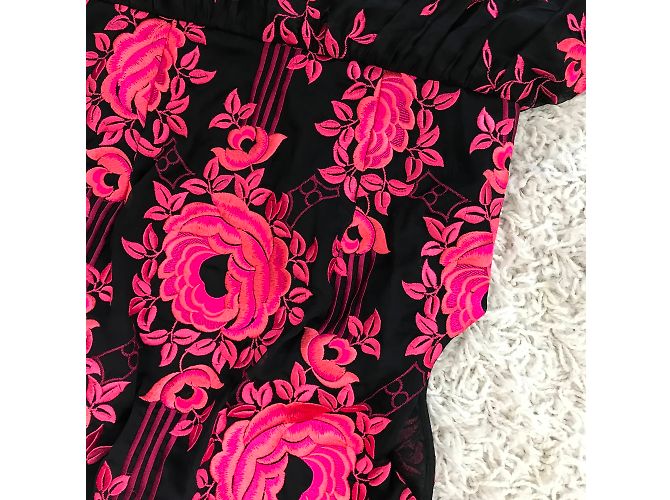 Abito da cocktail Alice + Olivia in seta nero e rosa - vista 5