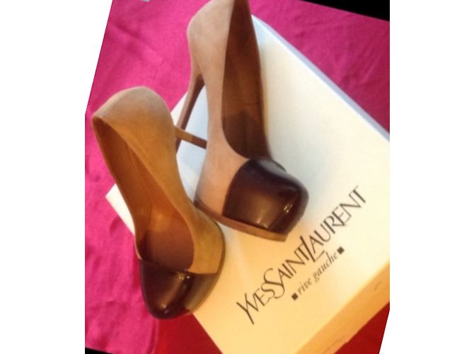 Décolleté Yves Saint Laurent in camoscio marrone e beige - vista 10