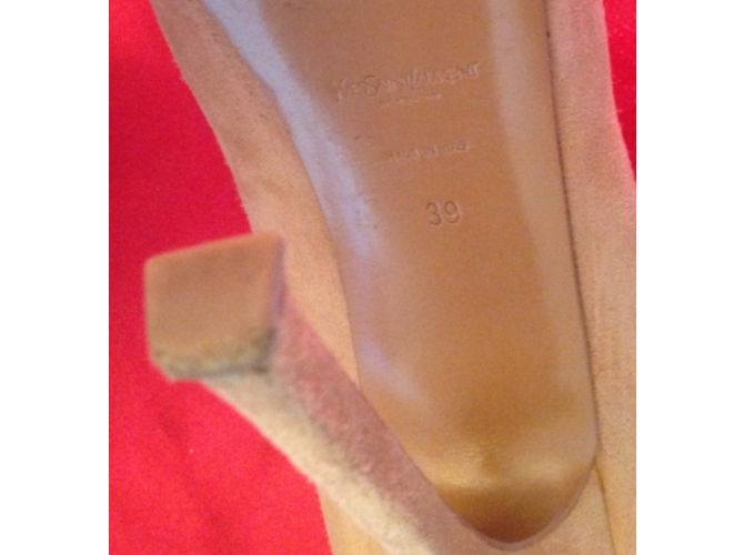 Décolleté Yves Saint Laurent in camoscio marrone e beige - vista 6