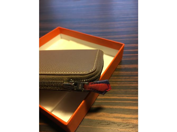 Hermès Kartenhalter Geldbörse aus Leder Taupe und Seide - Ansicht 3