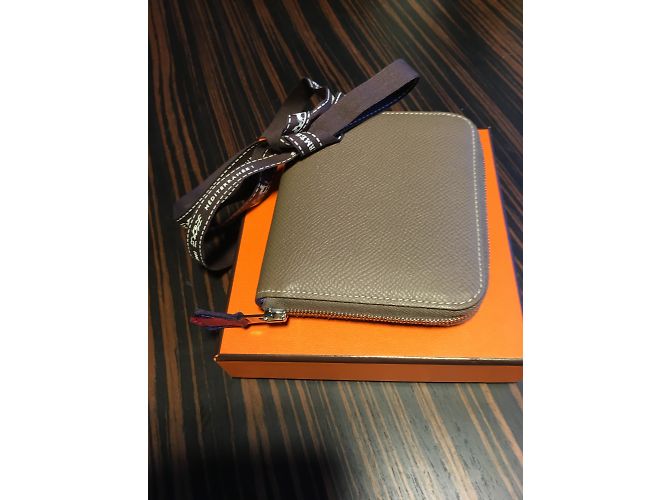 Hermès Kartenhalter Geldbörse aus Leder Taupe und Seide - Ansicht 7