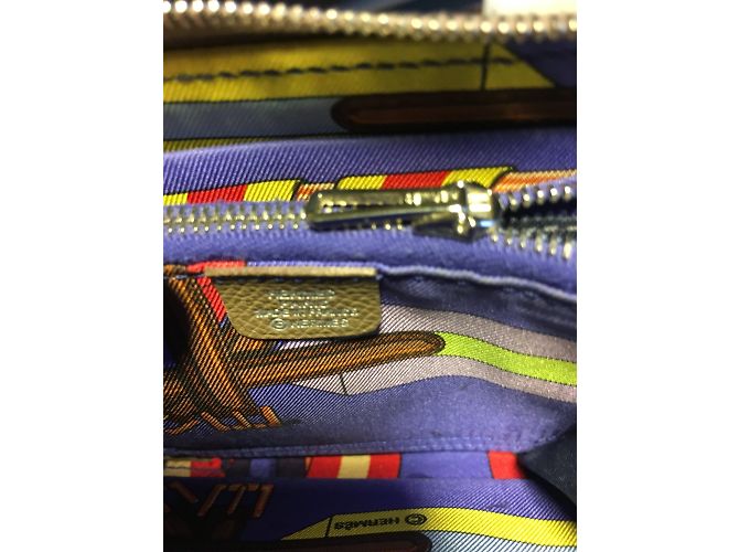 Hermès Kartenhalter Geldbörse aus Leder Taupe und Seide - Ansicht 8