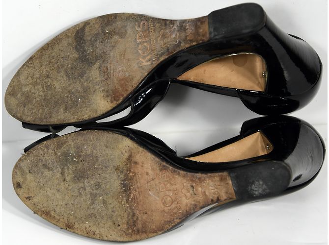 Michael Kors Keilabsatz Pumps aus schwarzem Lackleder Größe 36.5 - Ansicht 6