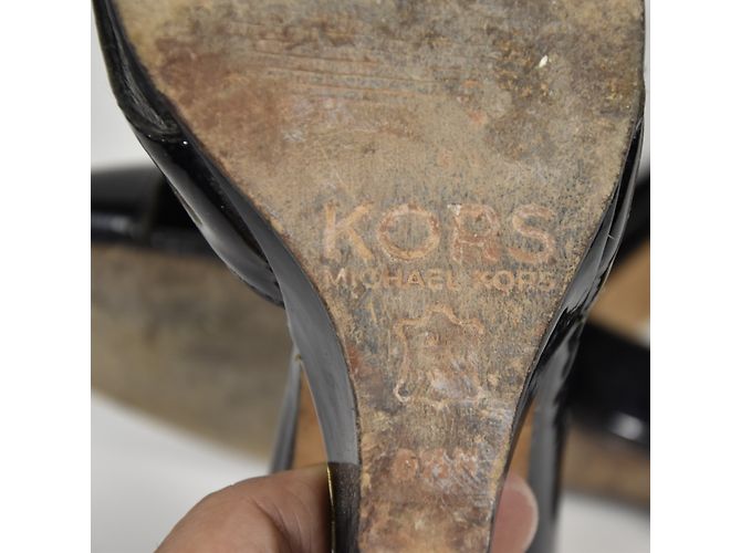 Michael Kors Keilabsatz Pumps aus schwarzem Lackleder Größe 36.5 - Ansicht 7