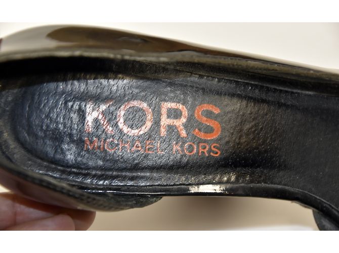 Michael Kors Keilabsatz Pumps aus schwarzem Lackleder Größe 36.5 - Ansicht 8