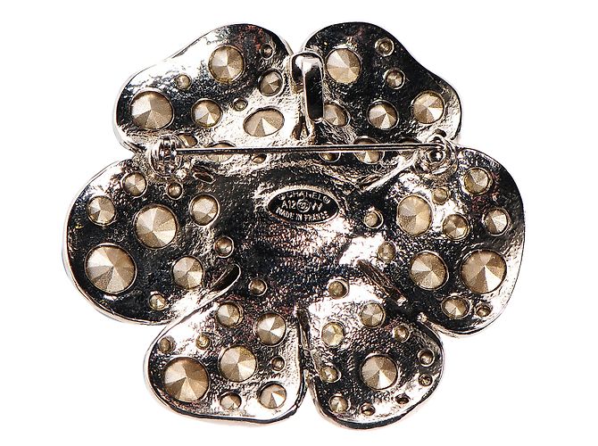 Chanel Camelia Brosche und Silber - Ansicht 2