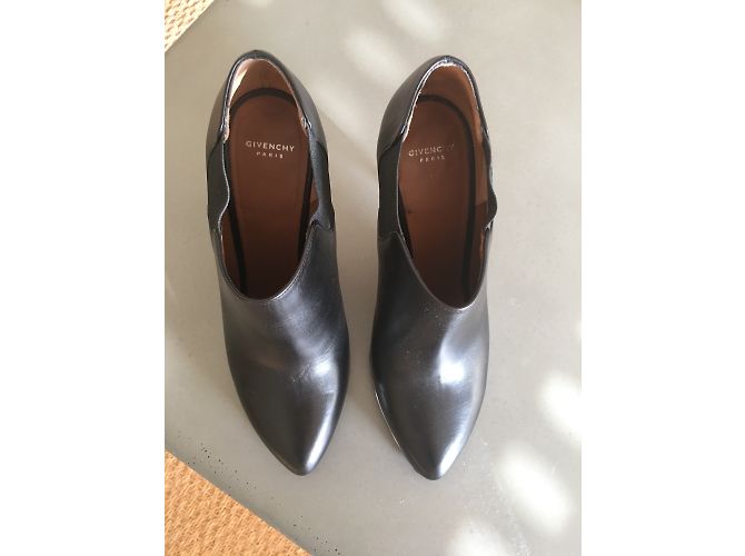 Givenchy Pumps aus schwarzem Leder - Ansicht 3