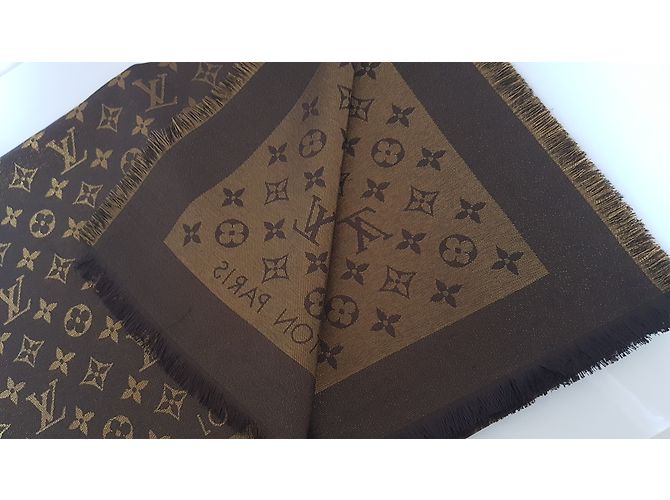 Il monogramma dello scialle Louis Vuitton brilla di marrone - vista 4