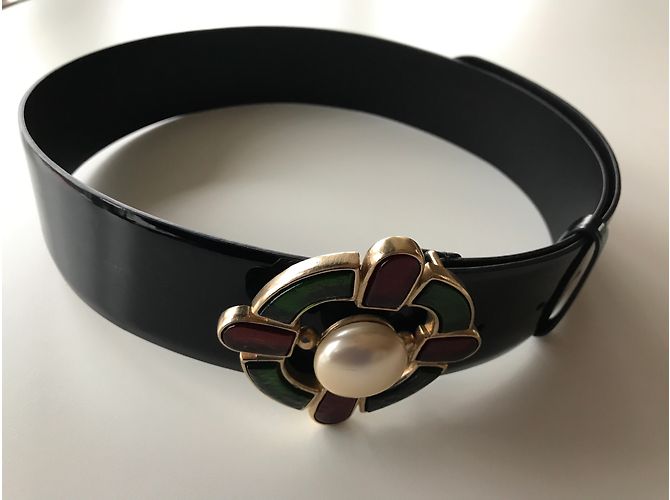 Chanel Gürtel aus schwarzem Lackleder mit Perlen und Edelsteinschnalle - Ansicht 3