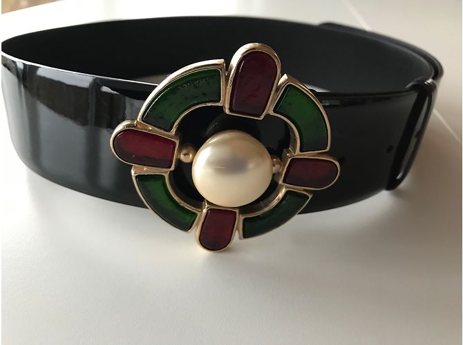 Chanel Gürtel aus schwarzem Lackleder mit Perlen und Edelsteinschnalle - Ansicht 4