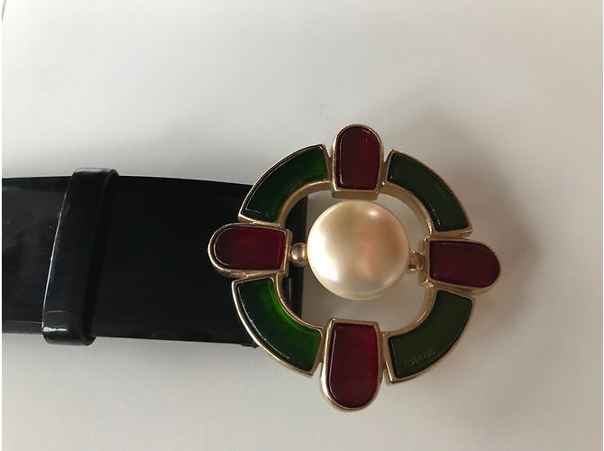 Chanel Gürtel aus schwarzem Lackleder mit Perlen und Edelsteinschnalle - Ansicht 5