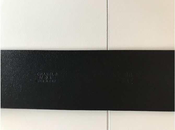 Chanel Gürtel aus schwarzem Lackleder mit Perlen und Edelsteinschnalle - Ansicht 6