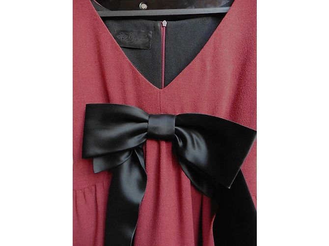 Katy Rodriguez Seidenkleid Himbeere mit schwarzer Satinschleife - Ansicht 5