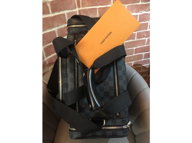 Louis Vuitton BCamera Porte-documents en cuir gris foncé Gris anthracite - vue 4