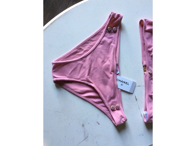 Bikini rosa con botones forrados de Chanel. - vista 3
