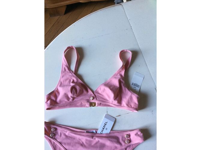 Bikini rosa con botones forrados de Chanel. - vista 4
