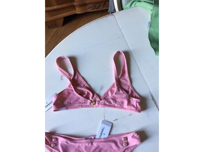 Bikini rosa con botones forrados de Chanel. - vista 5